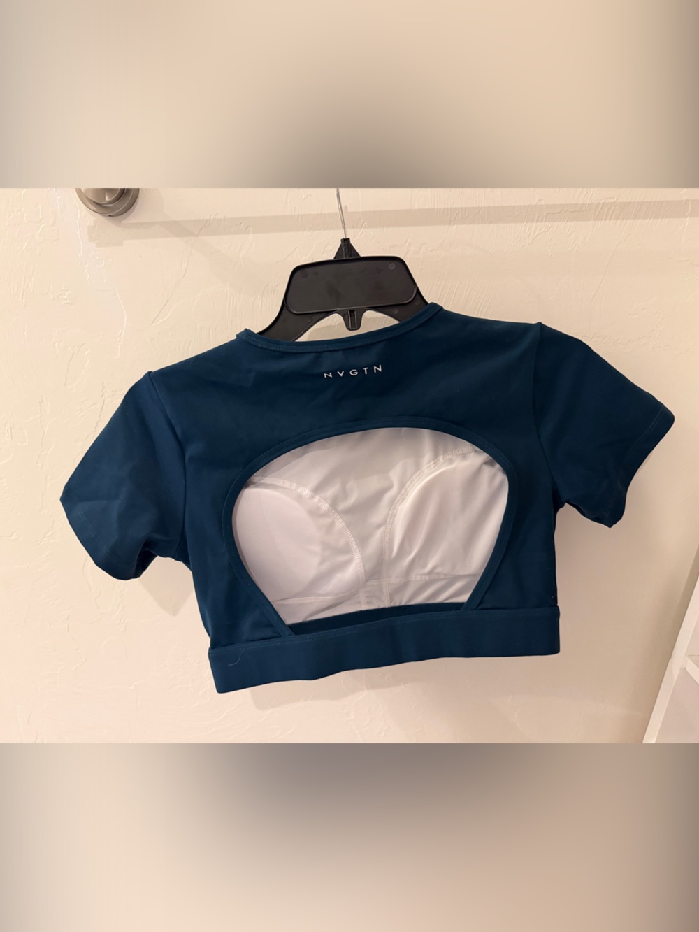 NVGTN Short-Sleeve Open-Back Cropped Tee in Teal Blue